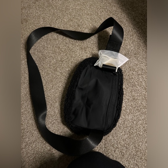 NWT Lululemon everywhere belt bag (Fleece/sherpa) - Picture 6 of 7